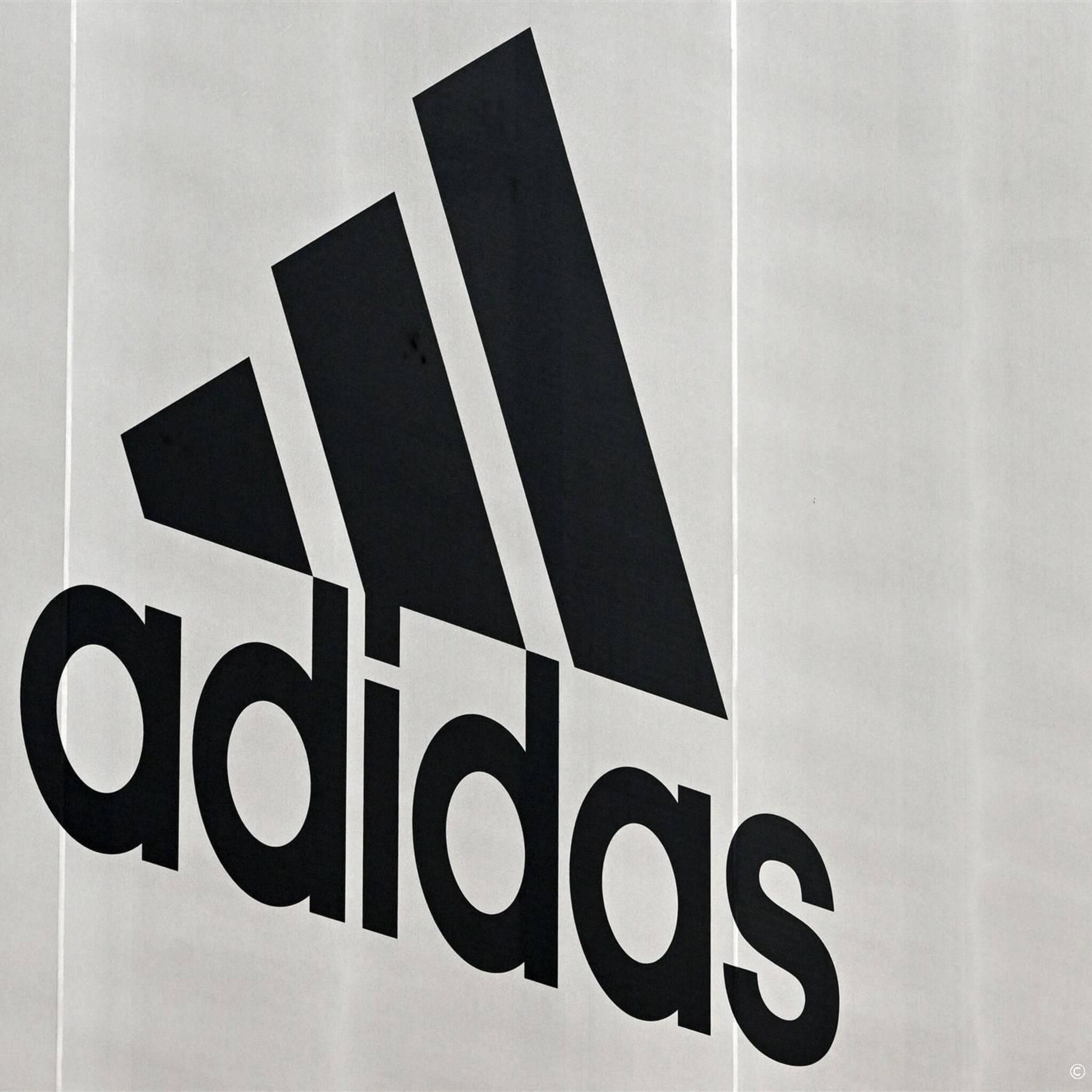 adidas gaat weer deel overtollige yeezy voorraad verkopen
