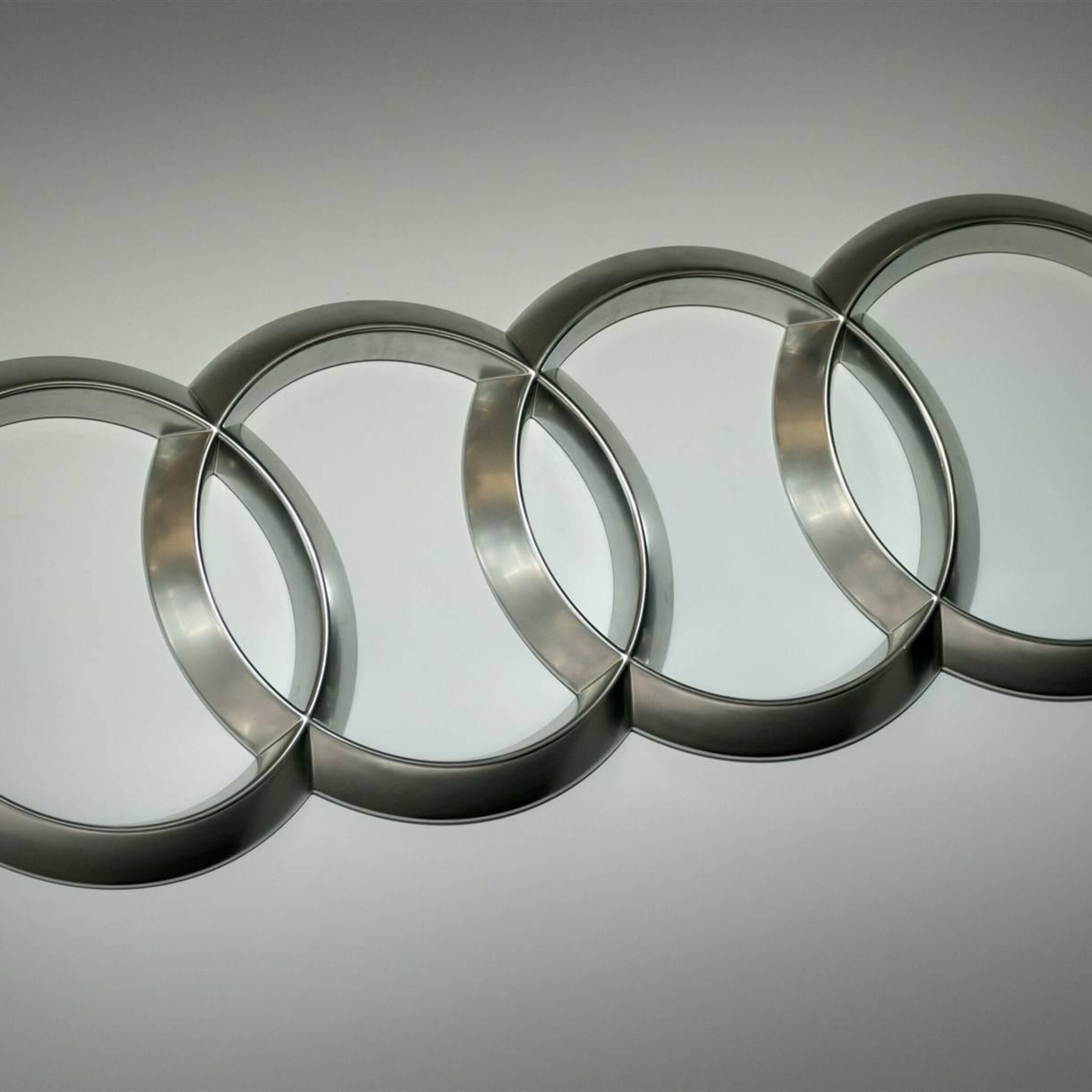 automerk audi ziet winst dalen en blijft met problemen kampen