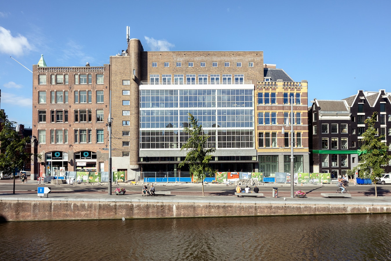 Het voormalige pand van V&amp;D aan het Rokin in Amsterdam staat al sinds 2016 leeg. Later dit jaar opent automerk Zeekr er zijn Flagship Store Foto: Jakob Van Vliet