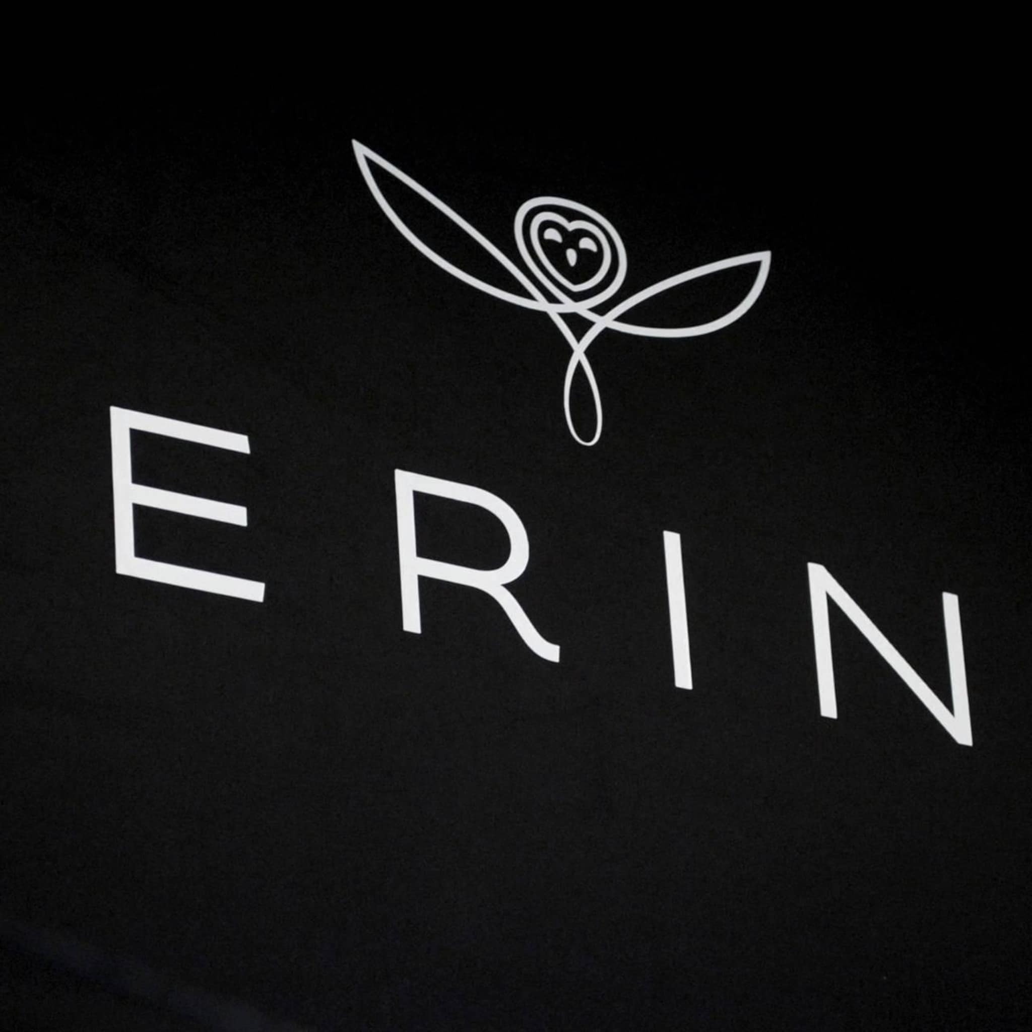 gucci moeder kering lijft modehuis valentino voor 30 procent in