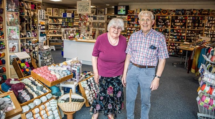 Brigitte (78) en Jan (80) van Werkhoven zijn nog niet van plan te stoppen met hun handwerkwinkel. ,,Ik haal hier mijn plezier uit, dus voorlopig stop ik niet.” Foto: Juan Vrijdag / DCI Media