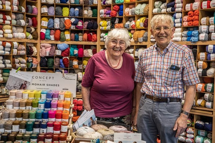 Brigitte en Jan van Werkhoven in hun handwerkspeciaalzaak of simpelweg breiwinkel in Winkelcentrum Woensel. Al decennia hebben ze een winkel en Brigitte is nog iedere dag aan het breien, ook voor de lol. Foto: Juan Vrijdag/DCI Media