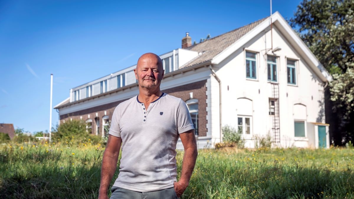 Jurgen Beumer voor de officiershuisjes waar hij hotelkamers van wil maken. Foto: Roel Dijkstra