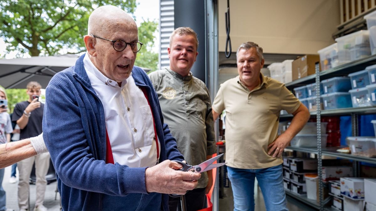 Opa Frans (met rechts Gijs en Bob Ruhof) verrichte de opening van het nieuwe pand. Foto: Wouter de Wilde