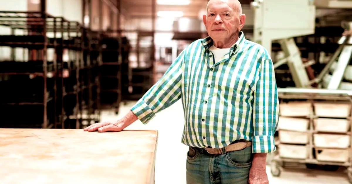 Walter (80) staat vanwege personeelsgebrek in bakkerij te zwoegen