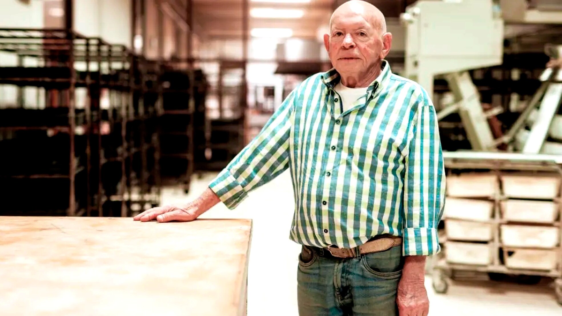 Walter de Jong in zijn bakkerij, die vanaf 29 juli voorgoed dicht gaat. Foto: Marcel Otterspeer/Pix4Profs