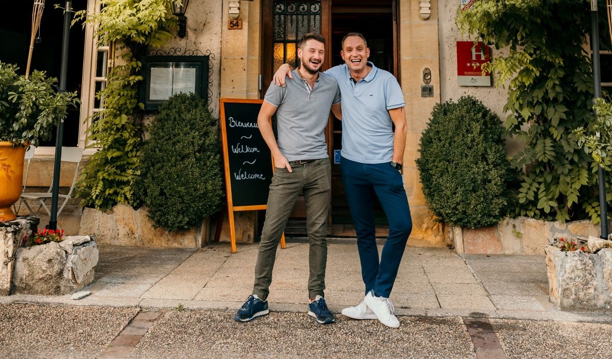 Ruud Brosens en Jan Melis baten hotel-restaurant Le Cro-Magnon uit in Frankrijk. Foto: Luzien Fotografie