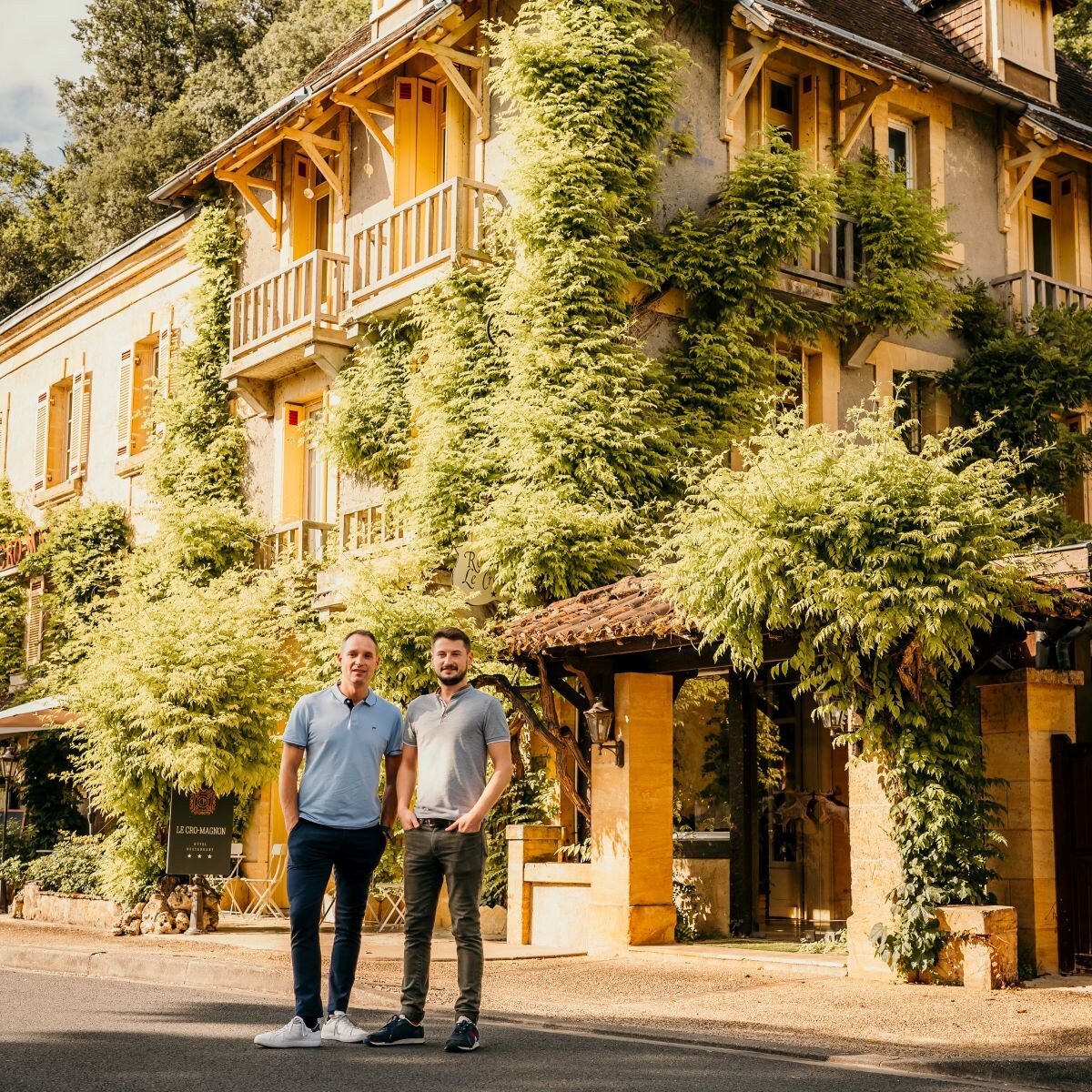 De twee mannen genieten van het Franse leventje. Foto: Luzien Fotografie