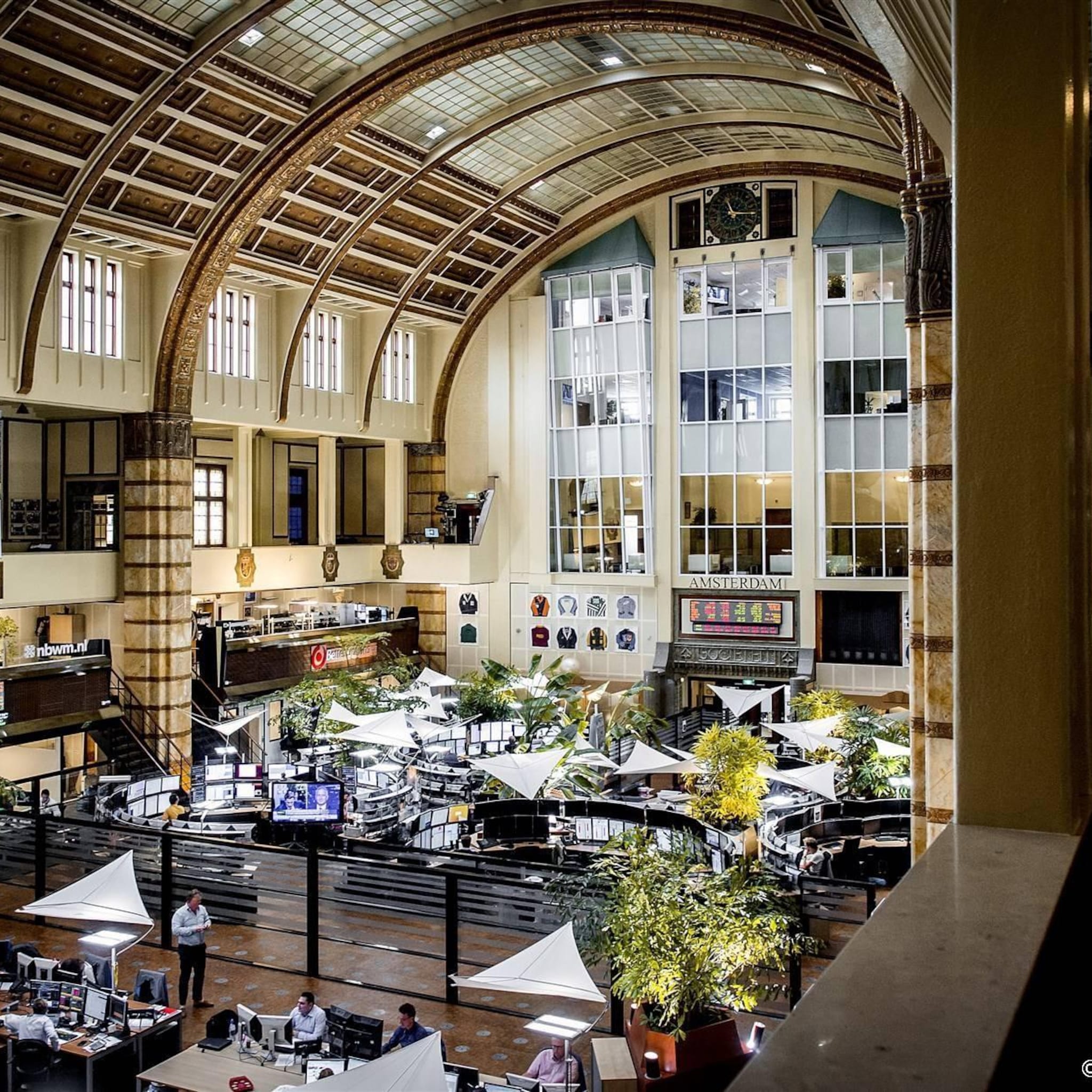 resultaten winkelvastgoedbedrijf wereldhave vallen goed op damrak