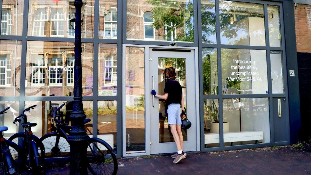Een klant voor de gesloten VanMoof-winkel in Amsterdam. Foto: ANP