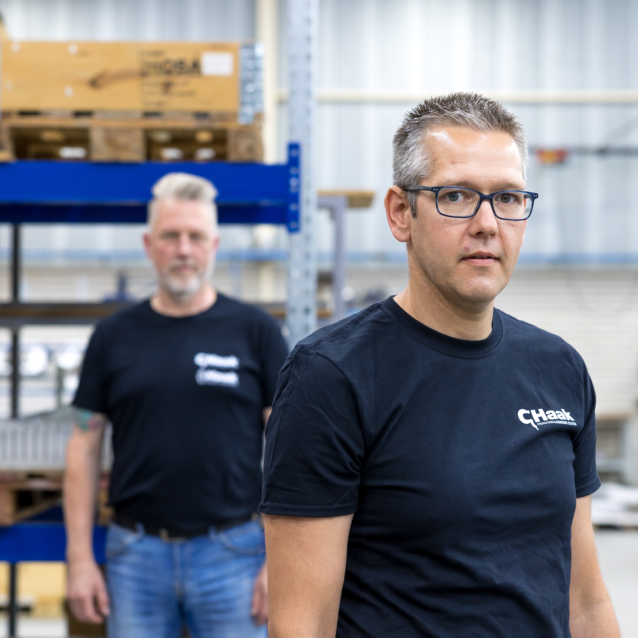 werknemers onder elkaar over vitaliteit toon ze foto s van vroeger en nu