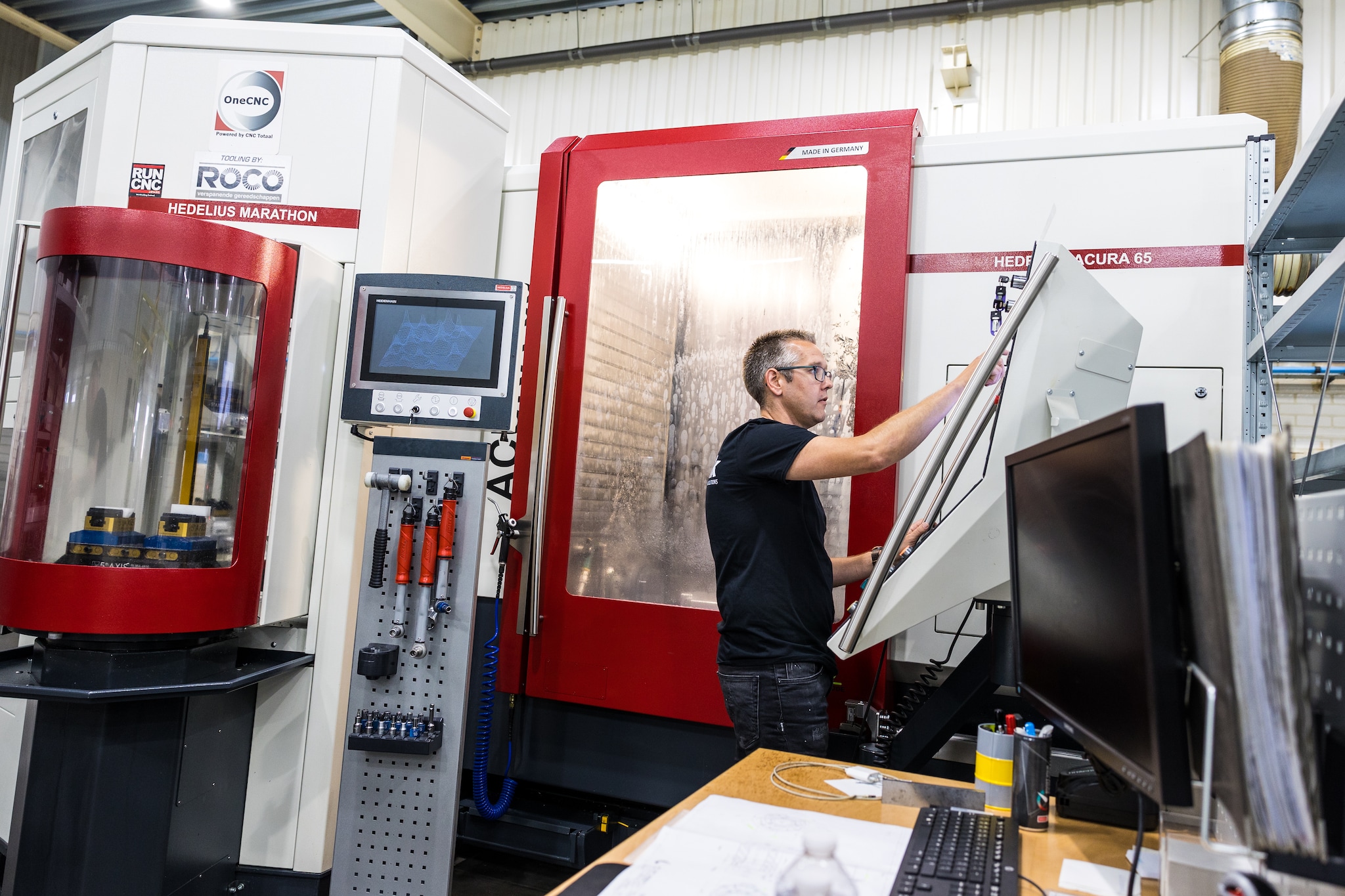 Richard de Vries aan het werk bij zijn machine. 'Computers maken het werk gemakkelijker, maar jij moet de volgorde bepalen en het gereedschap dat je daarbij nodig hebt.' Foto: Marieke Balk Fotografie
