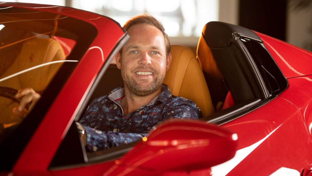 Danny Vijverberg in een Ferrari. Foto:Buena Vida Supercar Verhuur