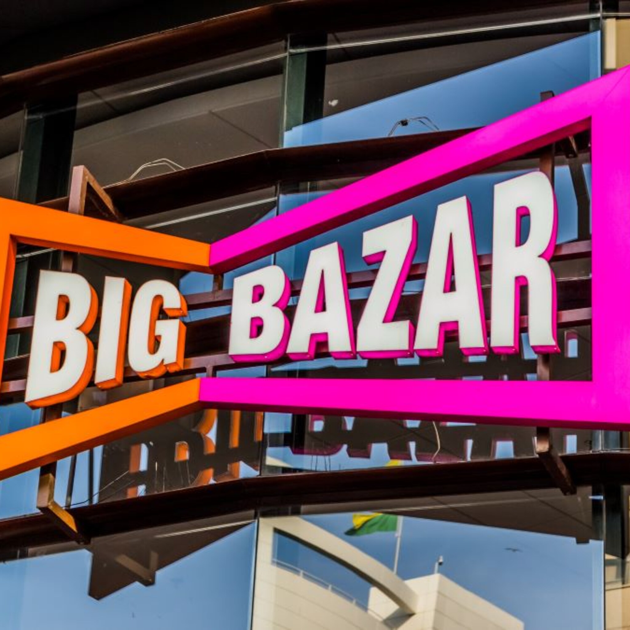 big bazar kampt met forse huurachterstanden panden ontruimd