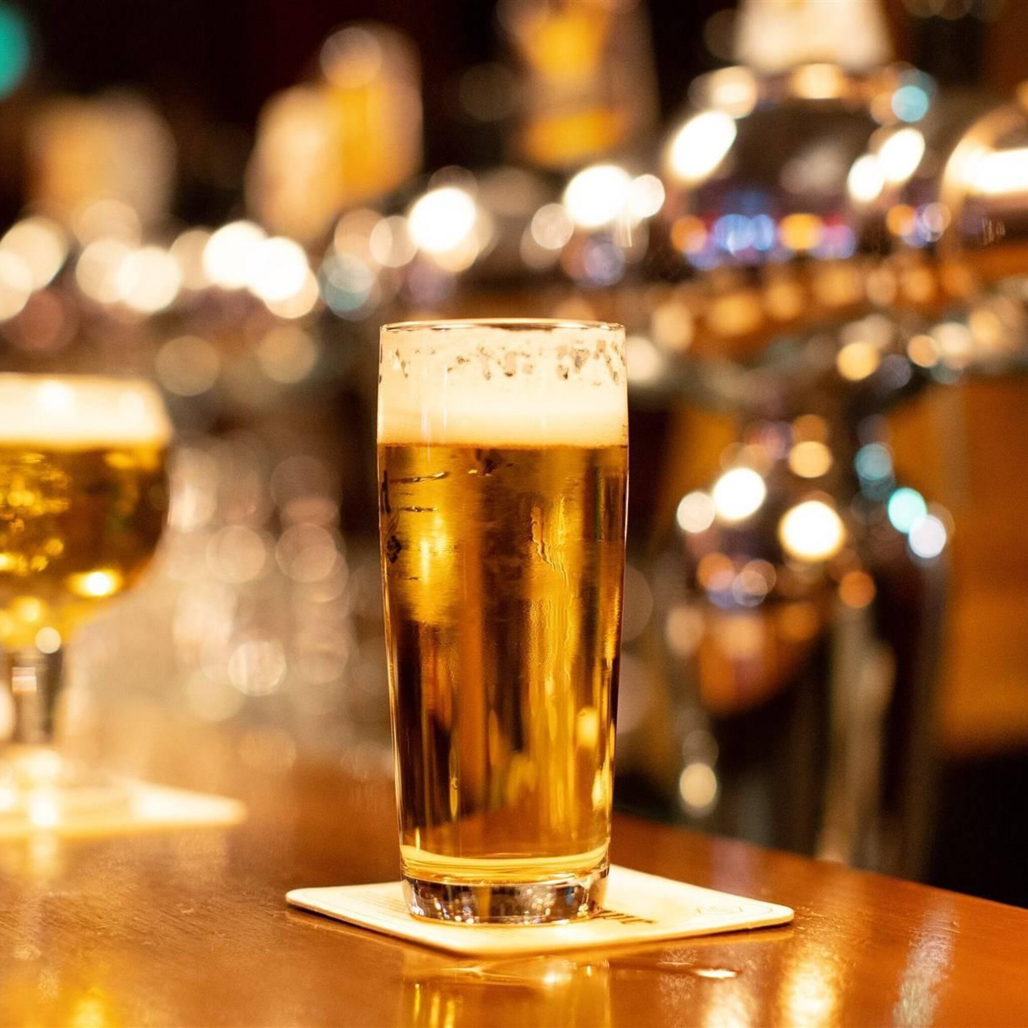 leeftijd modellen alcoholreclames voortaan gecontroleerd met ai