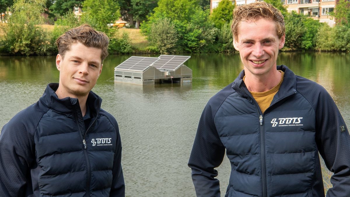 Hebben Bart Keurhorst (28, links) en Bram van Zandvoort (31) het antwoord op de blauwalgenproblematiek? Foto: Maarten Sprangh