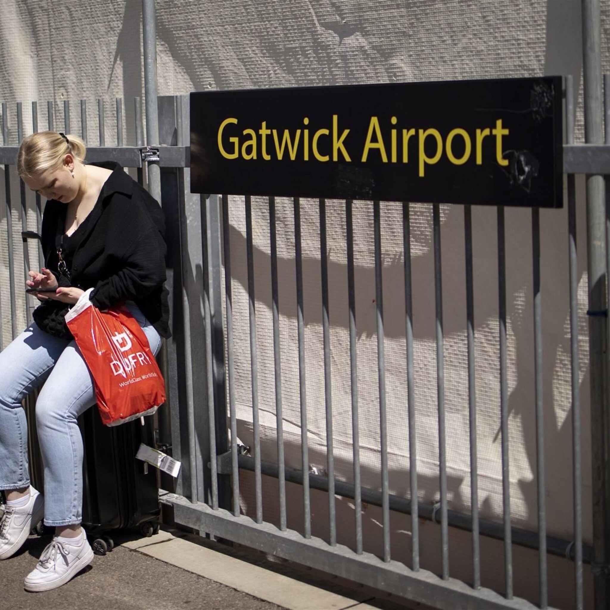 personeel londens vliegveld gatwick staakt in zomer acht dagen