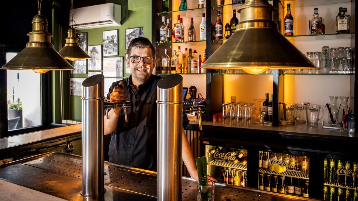 Sander Kalvenhaar (32) heeft zijn droom verwezenlijkt, uitbater van café De Klok. Foto: Vincent Jannink