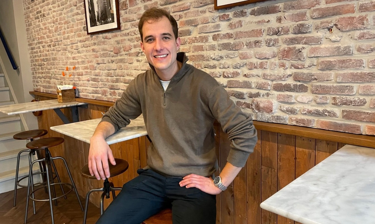 Daniel Spetter in zijn bagelbar in Utrecht. Foto: Evie Lukassen