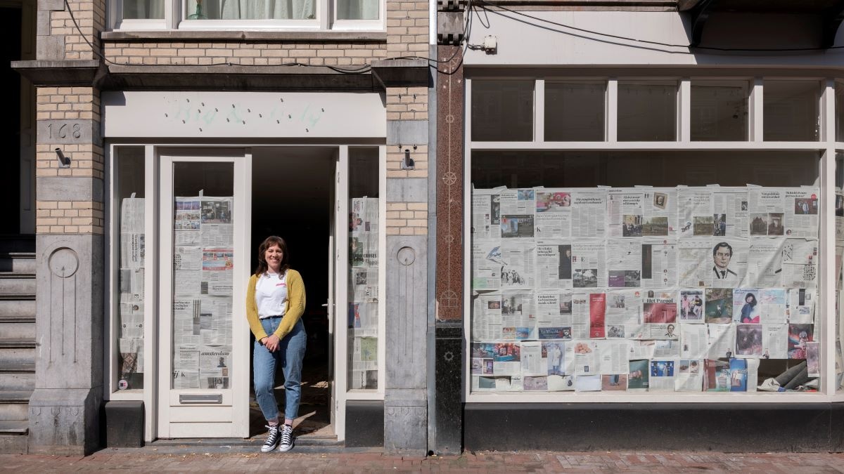 Heather voor het nieuwe pand van de bakkerswinkel. Foto: Britton's Bakery