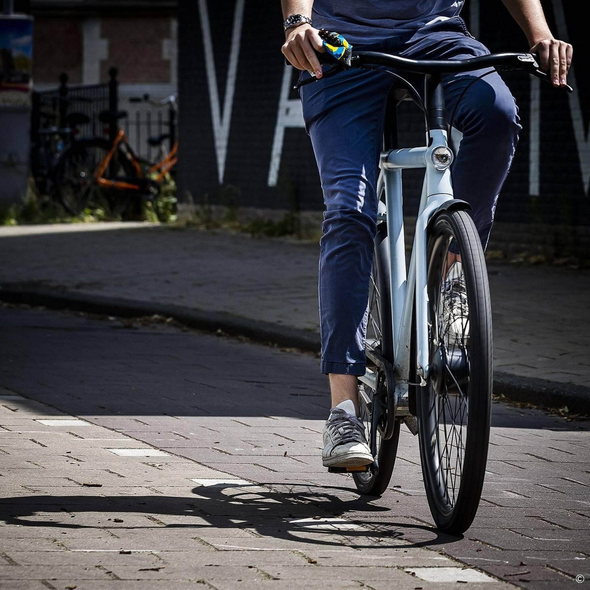 klanten staan voor dichte deur bij winkel vanmoof