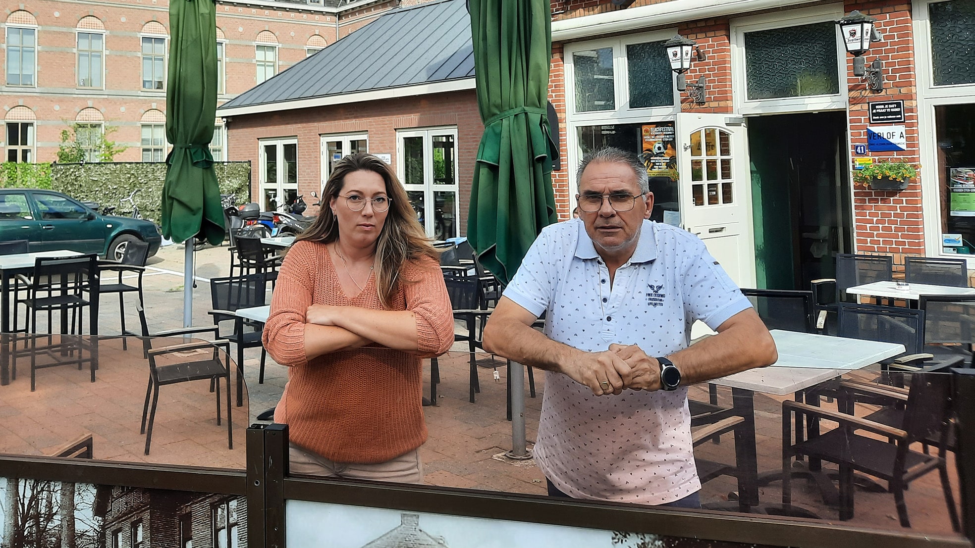Anneke en Wim Roeloffs voor hun café zaal Roeloffs/Hof van Holland in Etten-Leur.  Hélène Schenk