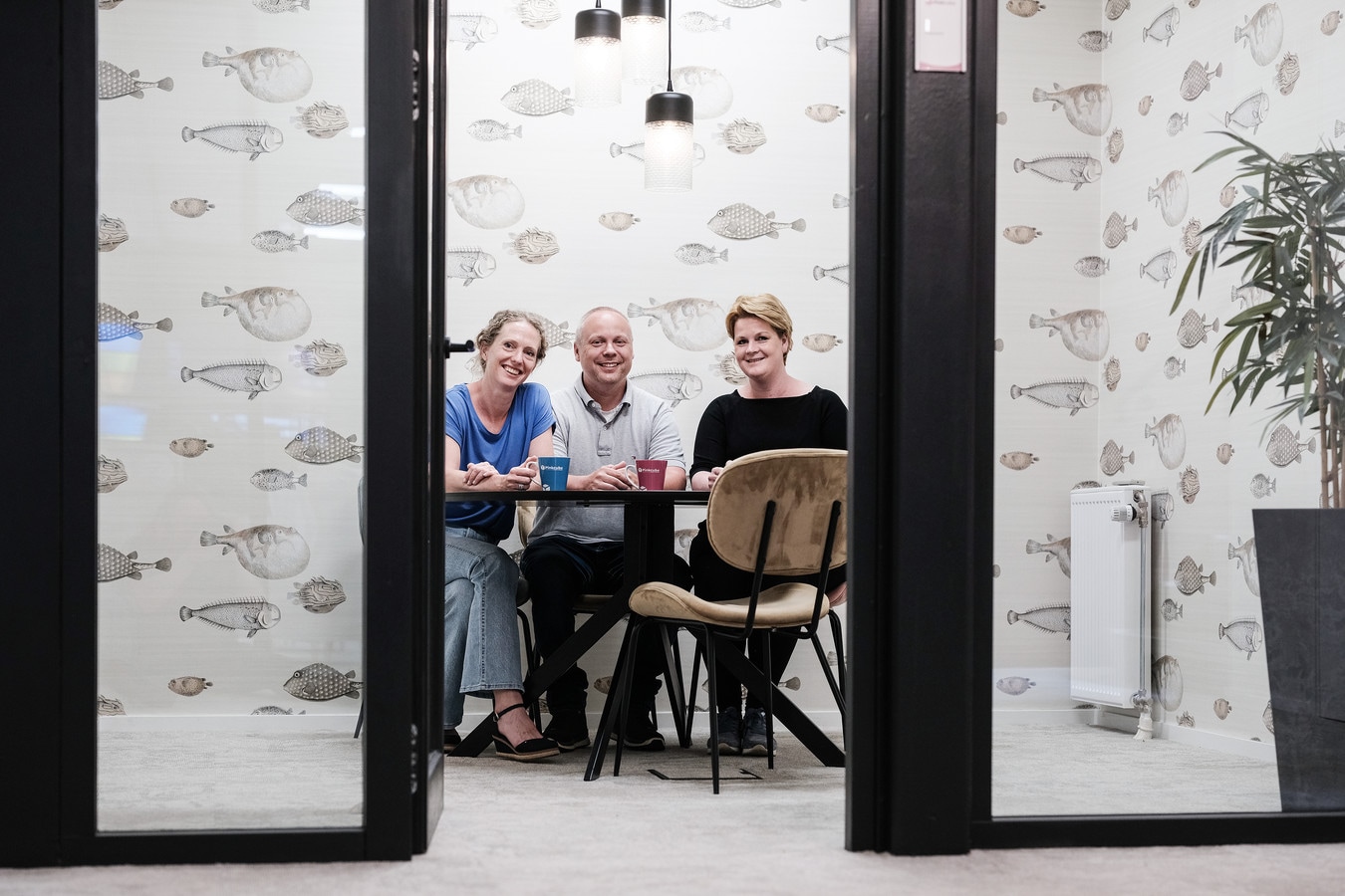 Edwin Kats met vriendin Karien uit Gaanderen (blauw) en algemeen directeur Liselotte Leijten. Foto: Jan Ruland van den Brink