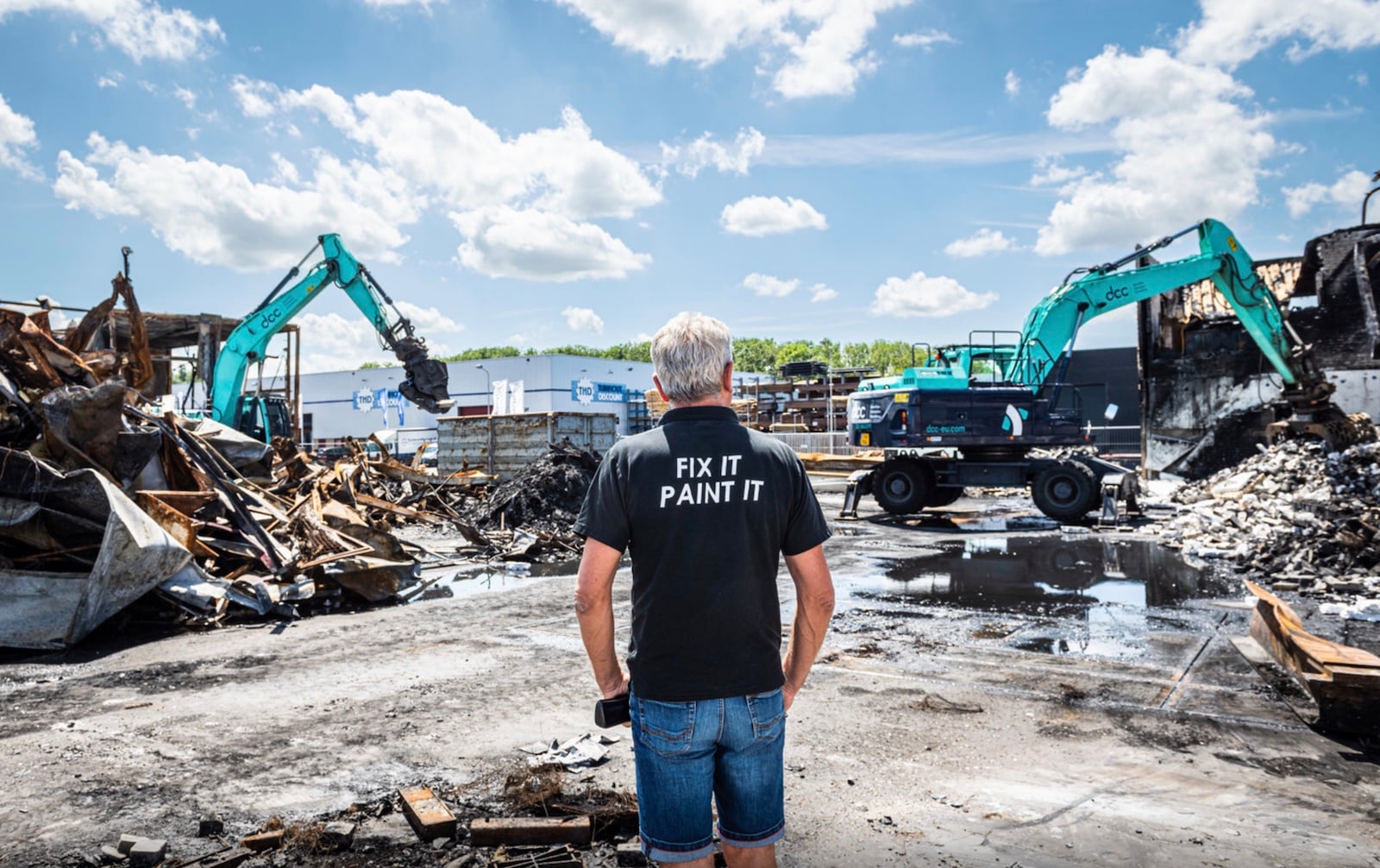 Edwin van Egmond van Voortman Autoschade bekijkt de sloopwerkzaamheden. Foto: Merel Klijzing
