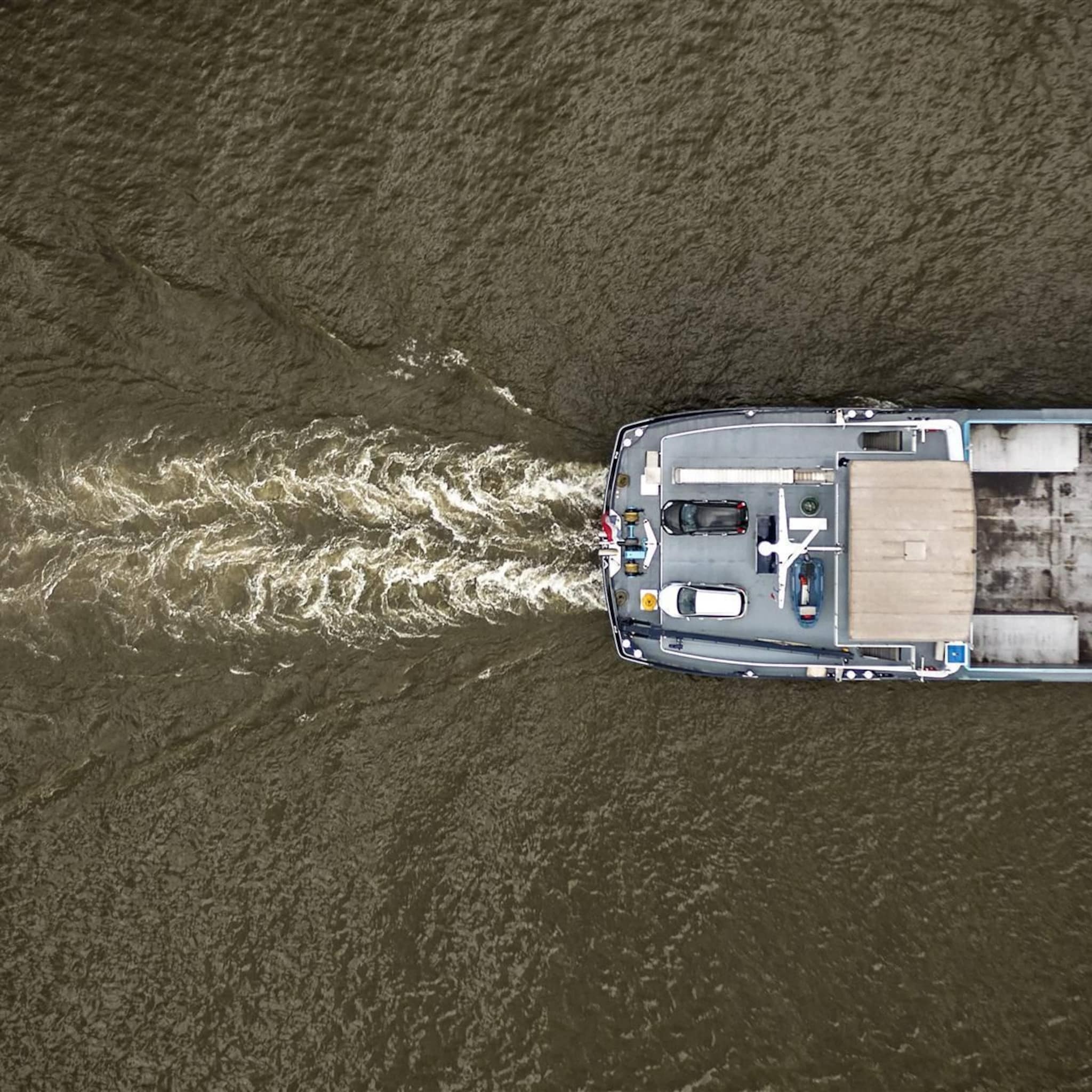 binnenvaart houdt dalende waterstand rijn goed in de gaten