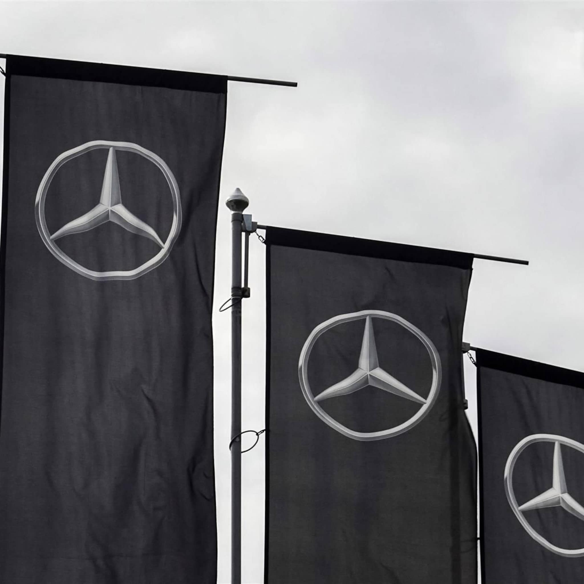 verkoop elektrische auto s mercedes benz hard omhoog