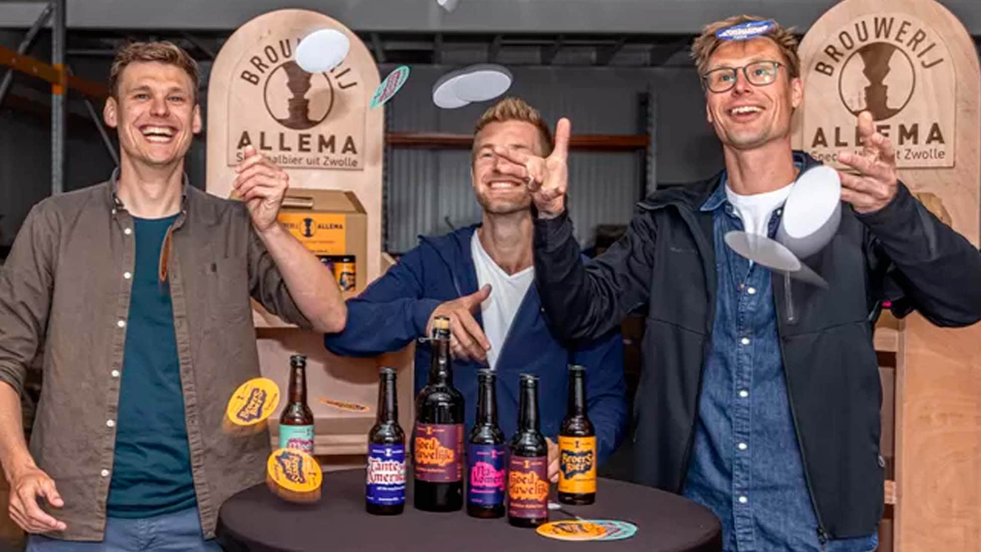 De broers Joost (links) en Jasper Allema (rechts) met jeugdvriend Laurens ter Veen (midden) in hun nieuwe pand, waar ze rond de jaarwisseling beginnen met brouwen. Foto: Frans Paalman