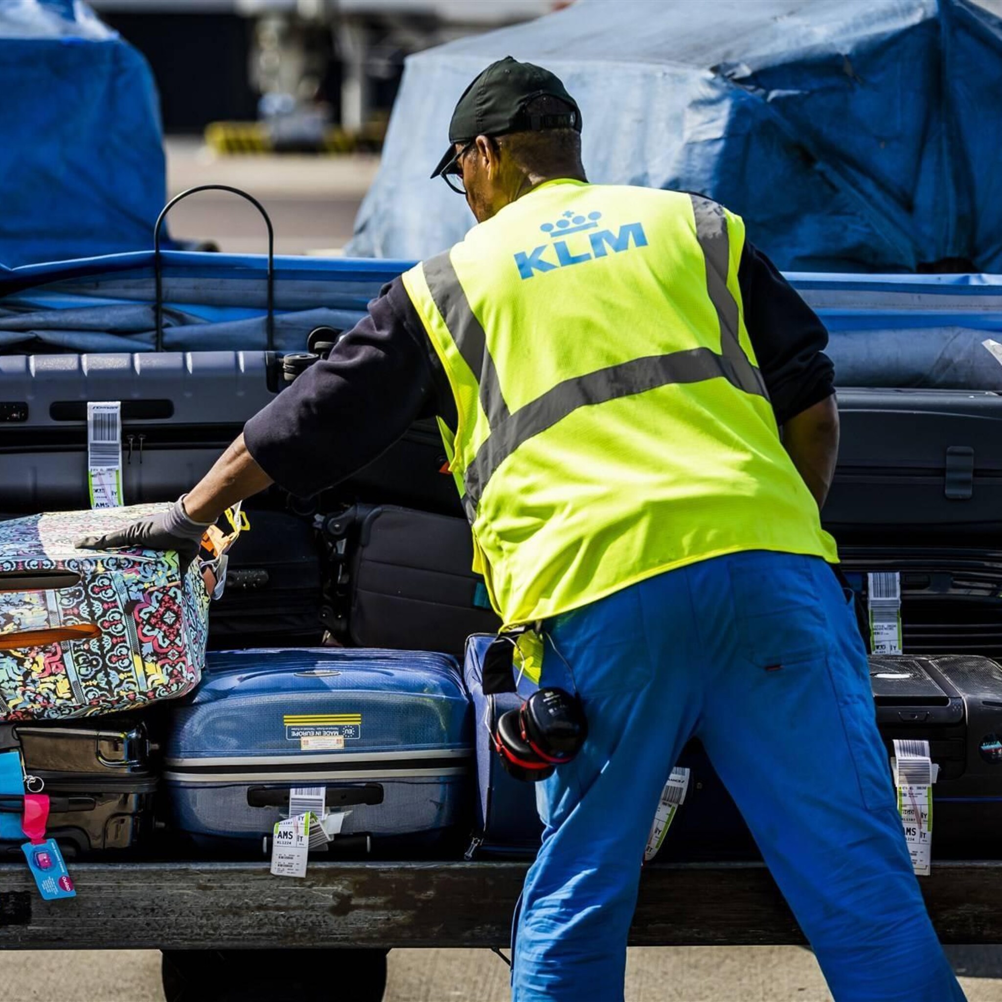 aantal bagageafhandelaren schiphol moet van zes naar drie