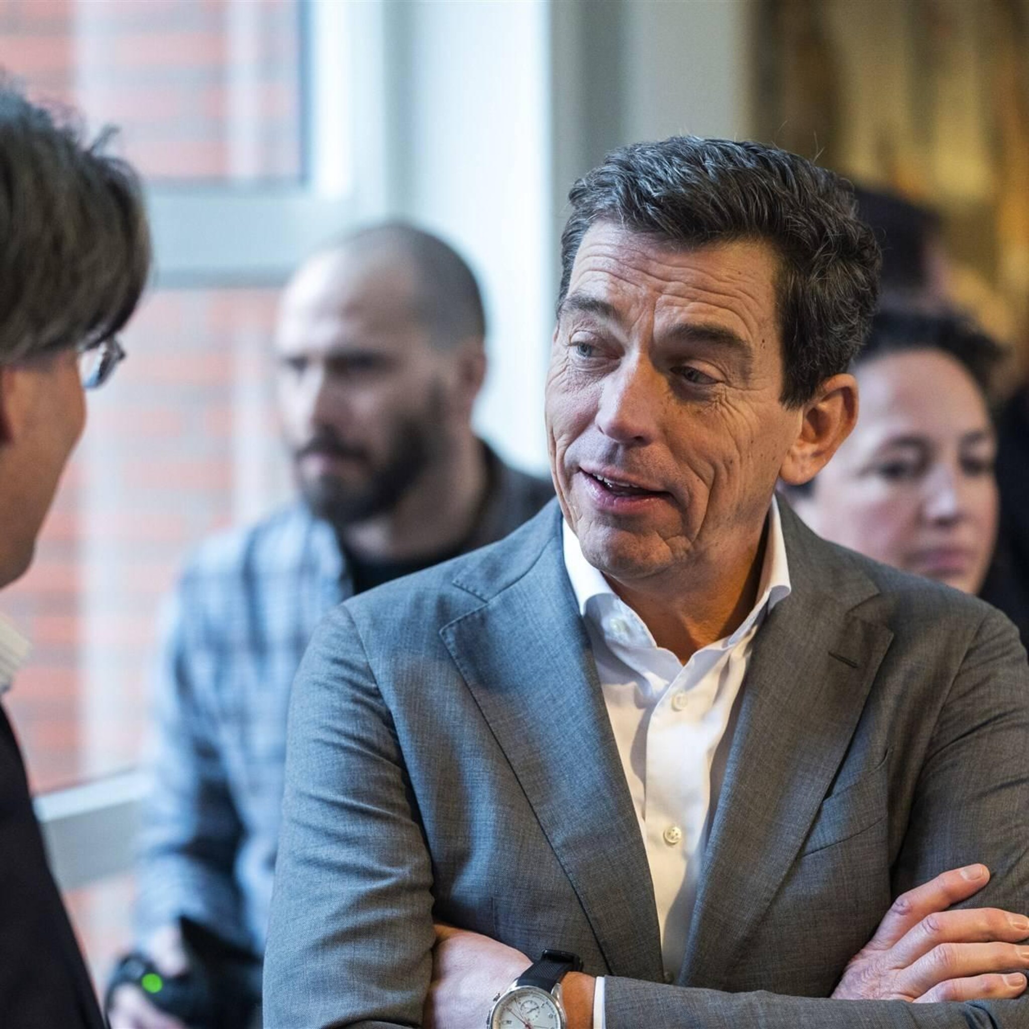 sondag blijft half jaar langer aan als interim topman schiphol