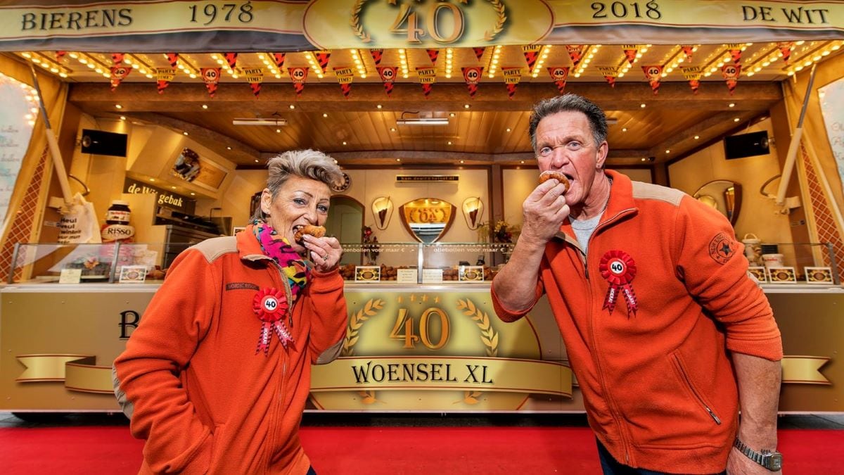 Henny Bierens en haar man Piet bij de kraam in Winkelcentrum Woensel. Privéfoto