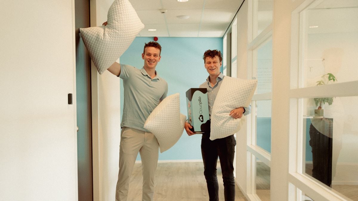 Lars van der Wijst en Jens Timmers met hun product. Foto: Cloudpillo