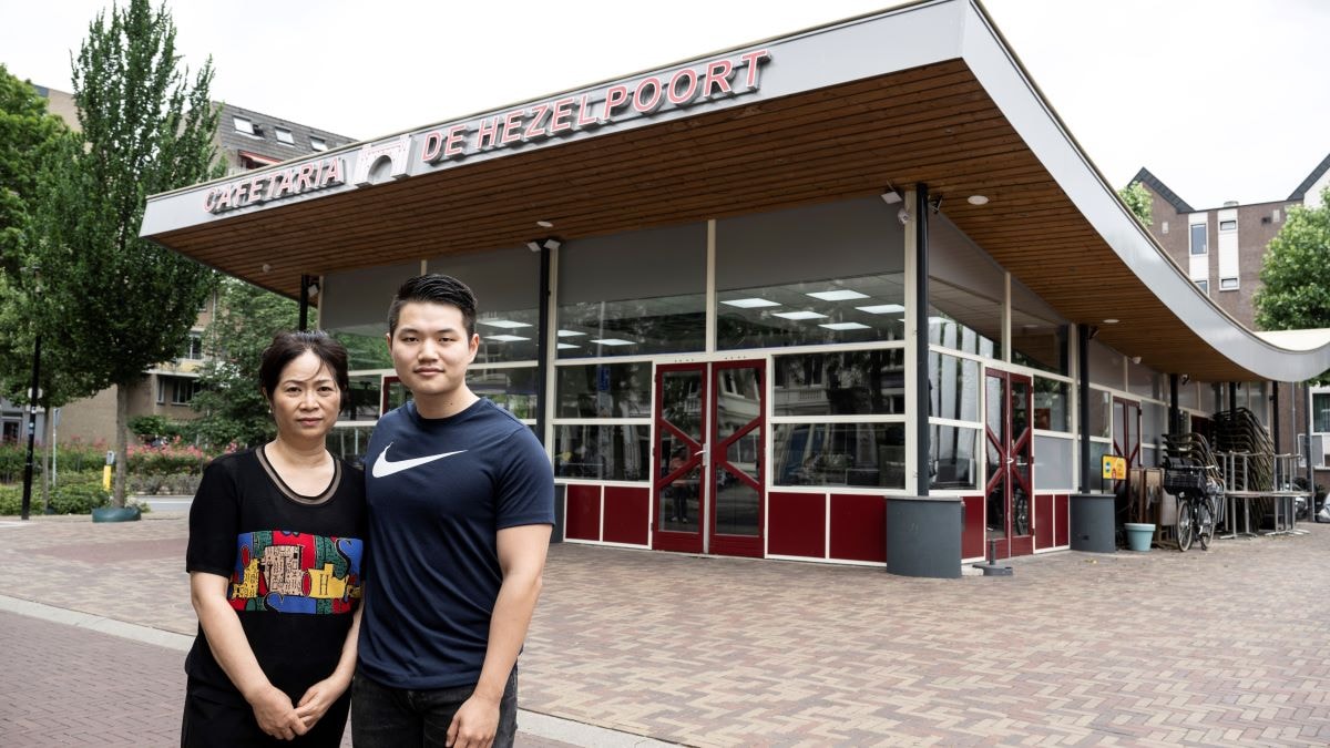 Fabian Chen (rechts) en zijn moeder runnen samen de al lang gesloten cafetaria De Hezelpoort op het Joris Ivensplein. Foto: Paul Rapp