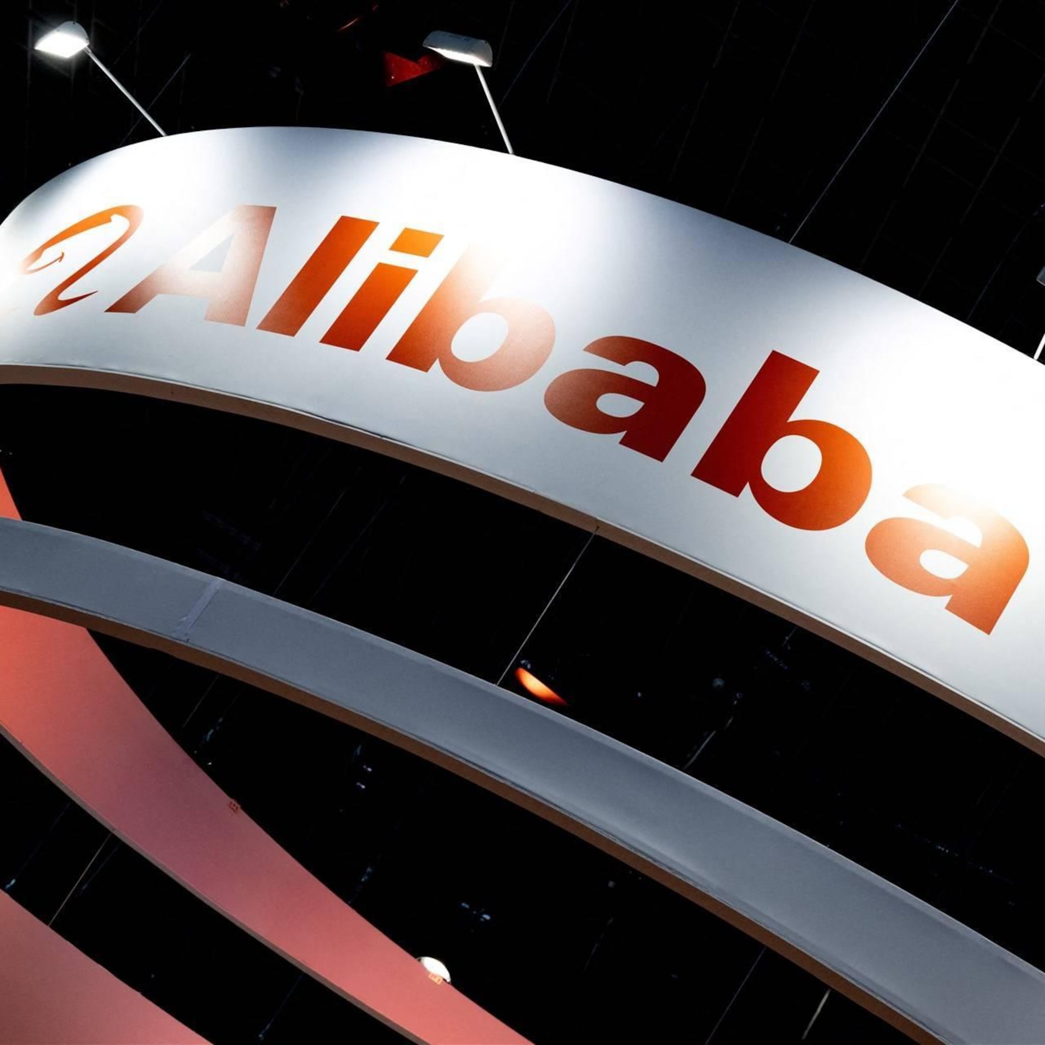 alibaba zet beurs in hongkong op winst na boete