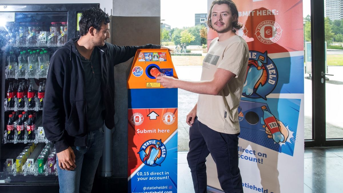 Ruben Autsema (rechts) en Quinten de Leeuw hebben een oplossing bedacht voor het gedoe met statiegeld. Foto: Herman Stöver