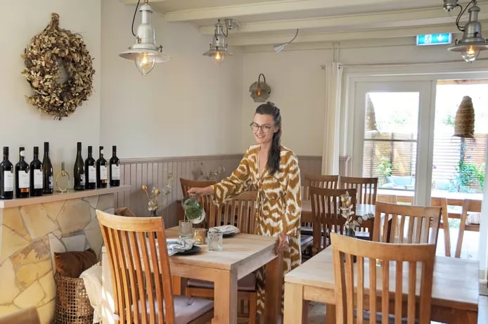 Fleur Jochem in de ontbijtruimte van Maison Bellefeur in Renesse. Foto: Marieke Mandemaker