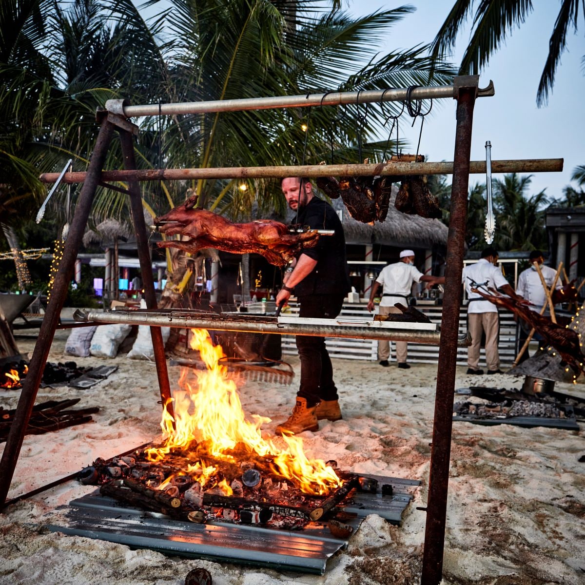 Jord Althuizen aan het werk bij het barbecuevuur.