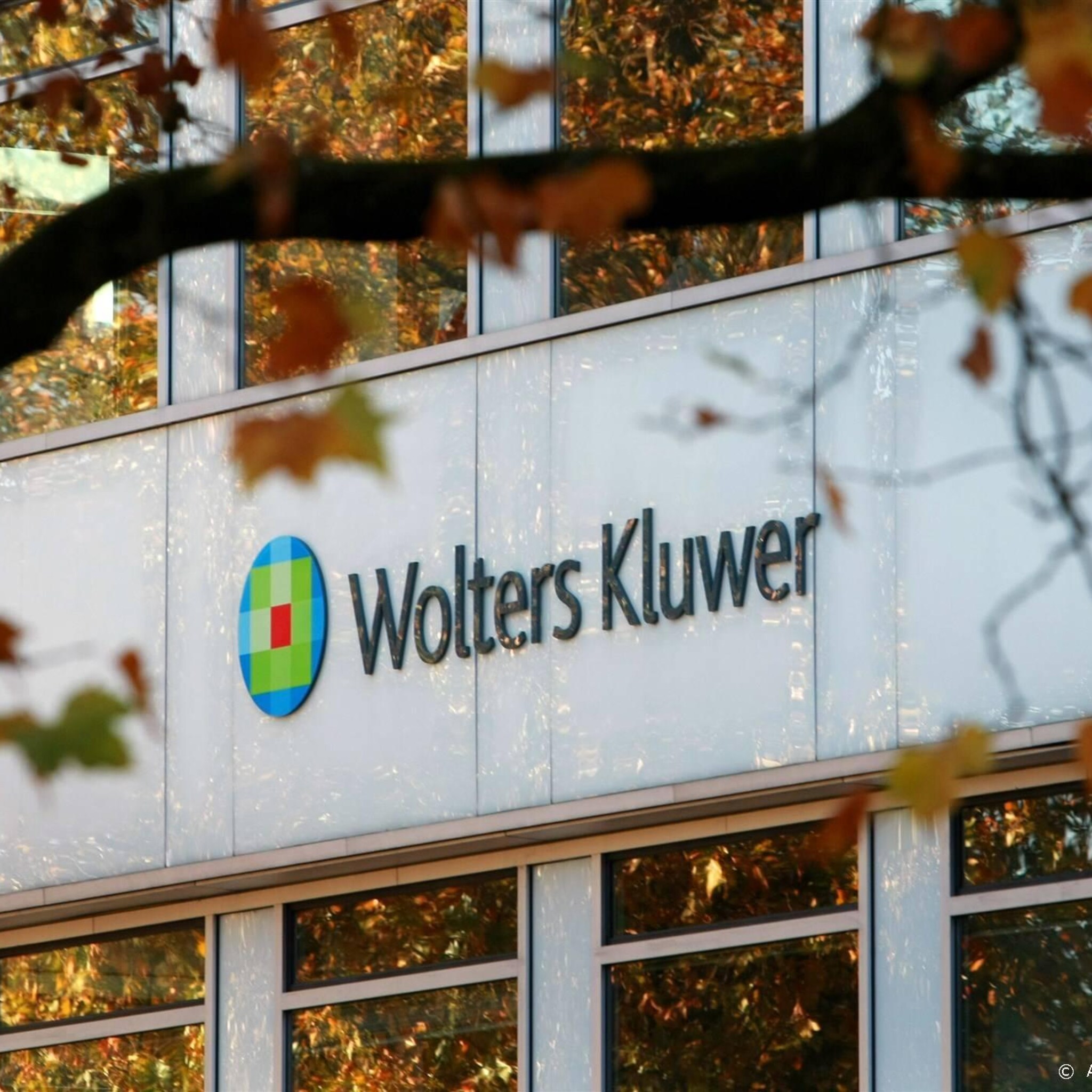wolters kluwer onderaan in lagere aex abn amro aan kop
