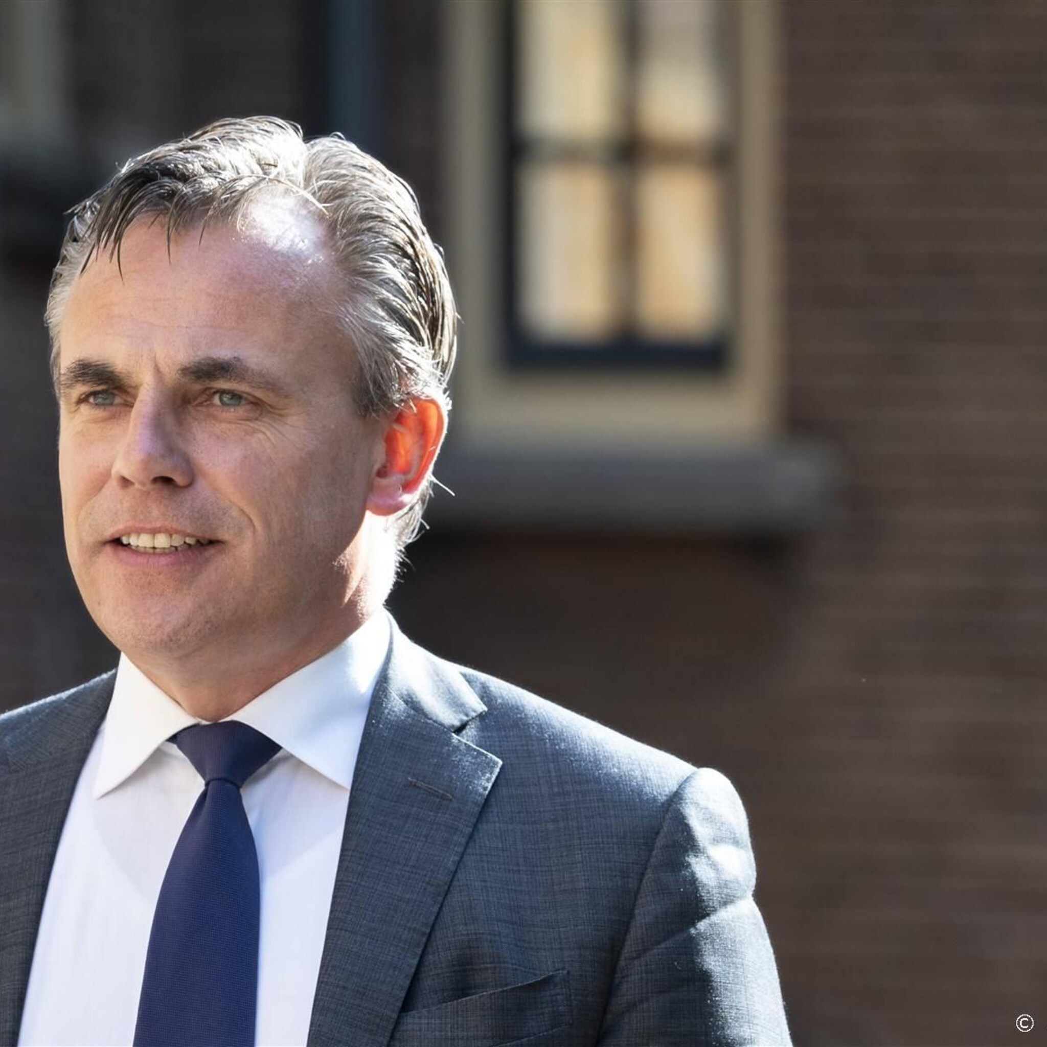 minister wil met maatschappijen praten over moment krimp schiphol