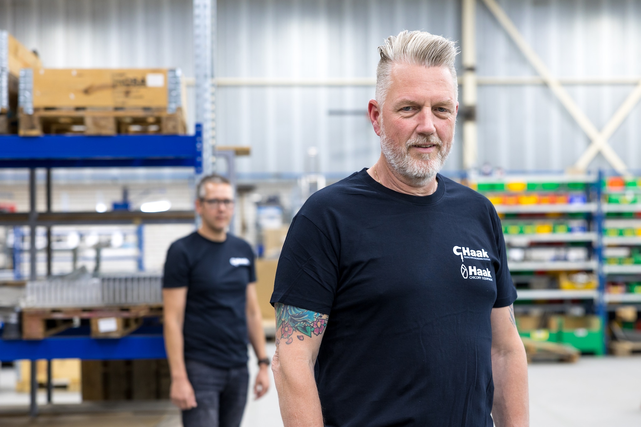 Hoofd inkoop Jan Siebe Veenstra (voorgrond) van Haak Solutions werd geinterviewd door collega Richard de Vries. Foto Marieke Balk