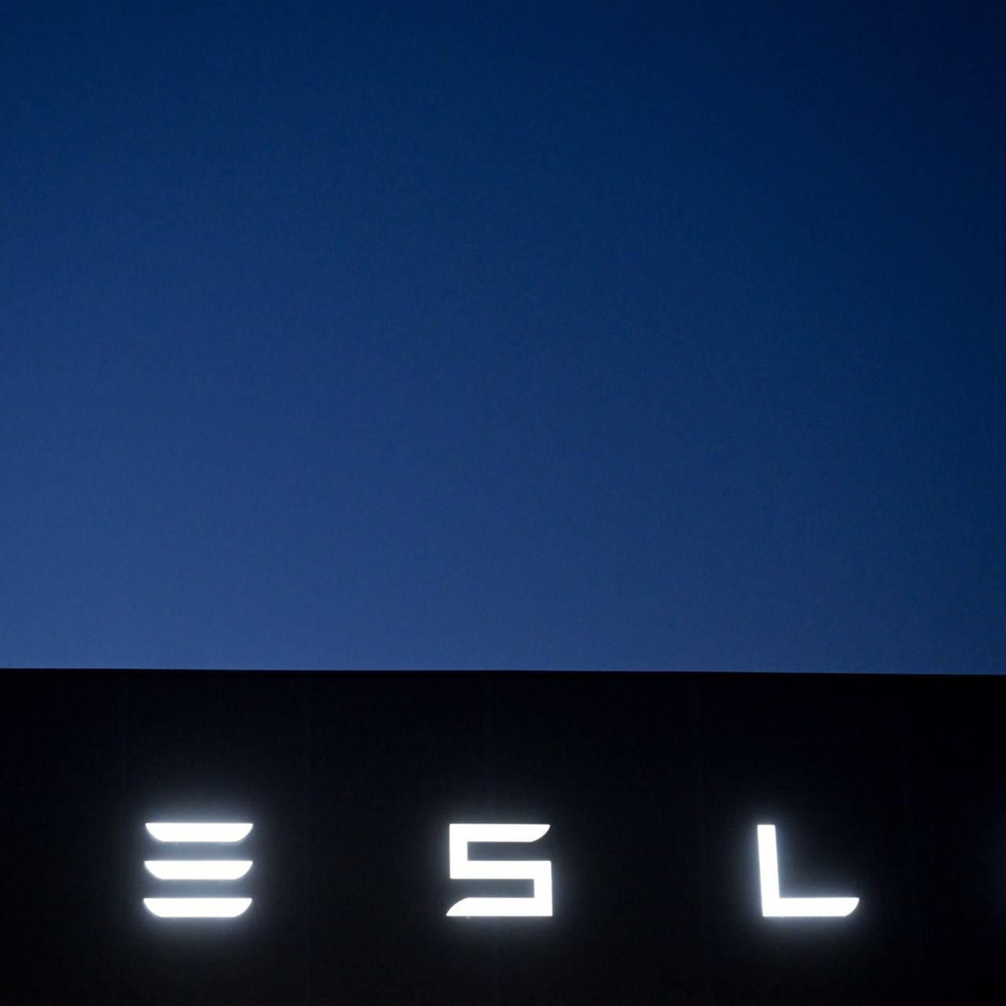 tesla daalt op wall street na deal met chinese autobouwers