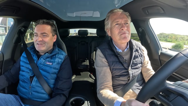 Vincent Pastoor in de auto bij Jort Kelder.