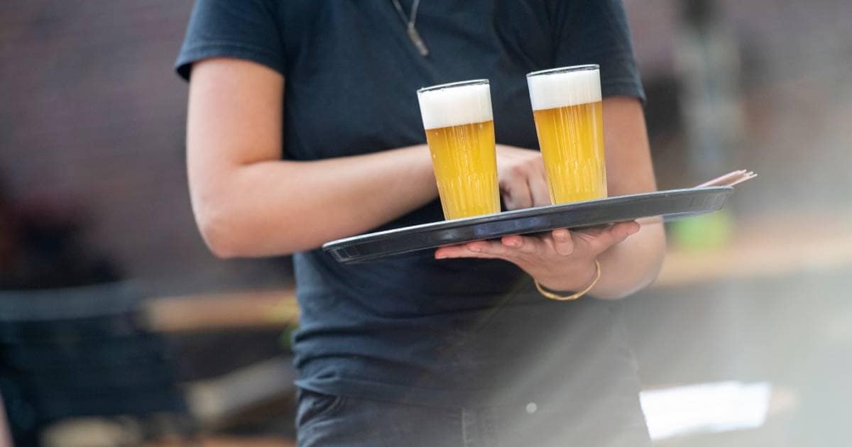 Vakantiewerk in de horeca: vroeger het ideale vakantiebaantje, maar tegenwoordig hebben jongeren veel meer te kiezen. Foto: Hollandse Hoogte / Patricia Rehe