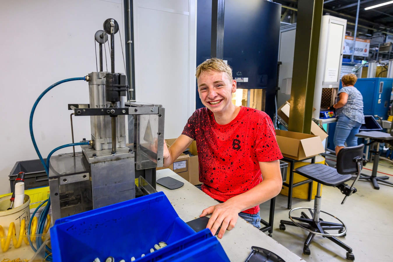 De 17-jarige Finn Hillemans uit Etten-Leur heeft vakantiewerk bij Thetford, in de montage van chemische toiletjes voor caravans en campers. Foto: Peter Braakmann/Pix4Profs
