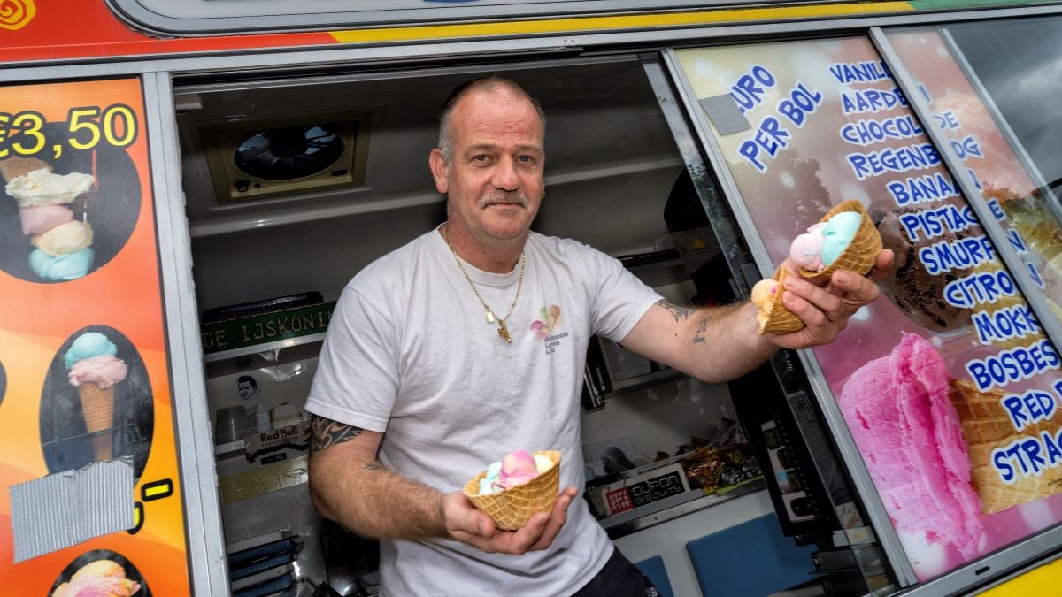 De wagens van De IJskoning hebben voortaan nieuwe eetbare bakjes voor hun ijsjes. Op de foto eigenaar Jeffrey Burg. Foto: Marc Bolsius