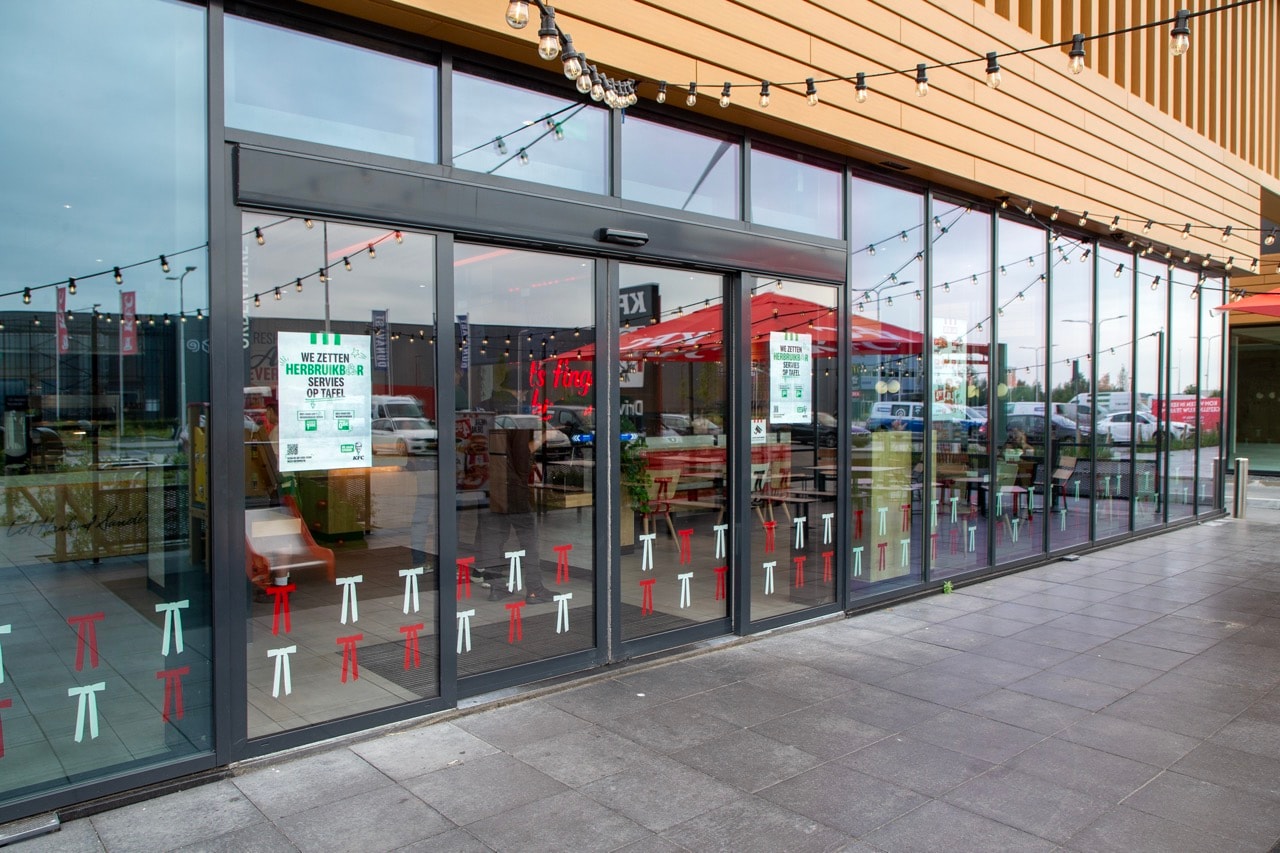 KFC Foodcourt Nieuwegein kiest voor duurzaam met Airslide deuren van FAAC. Foto: Ruud Voest