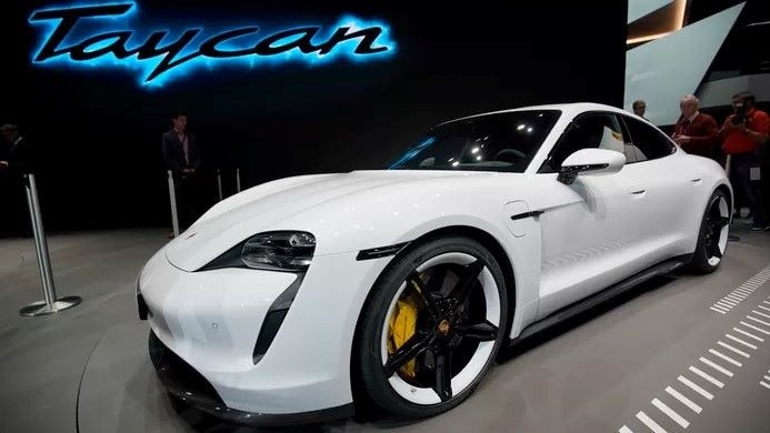 Een Porsche Taycan electric. Foto: EPA